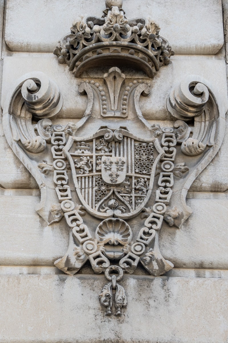 sculpture sur la façade du Palais Royal