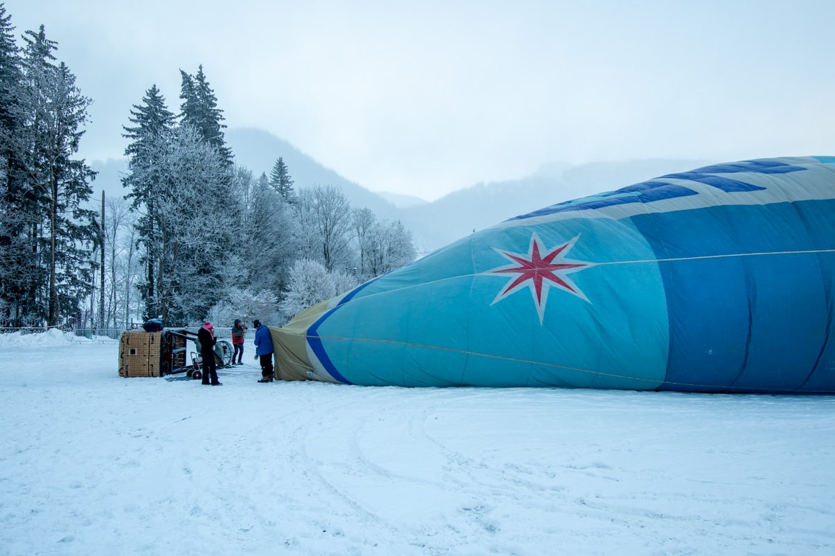 Préparation d'une montgolfière à Megève.