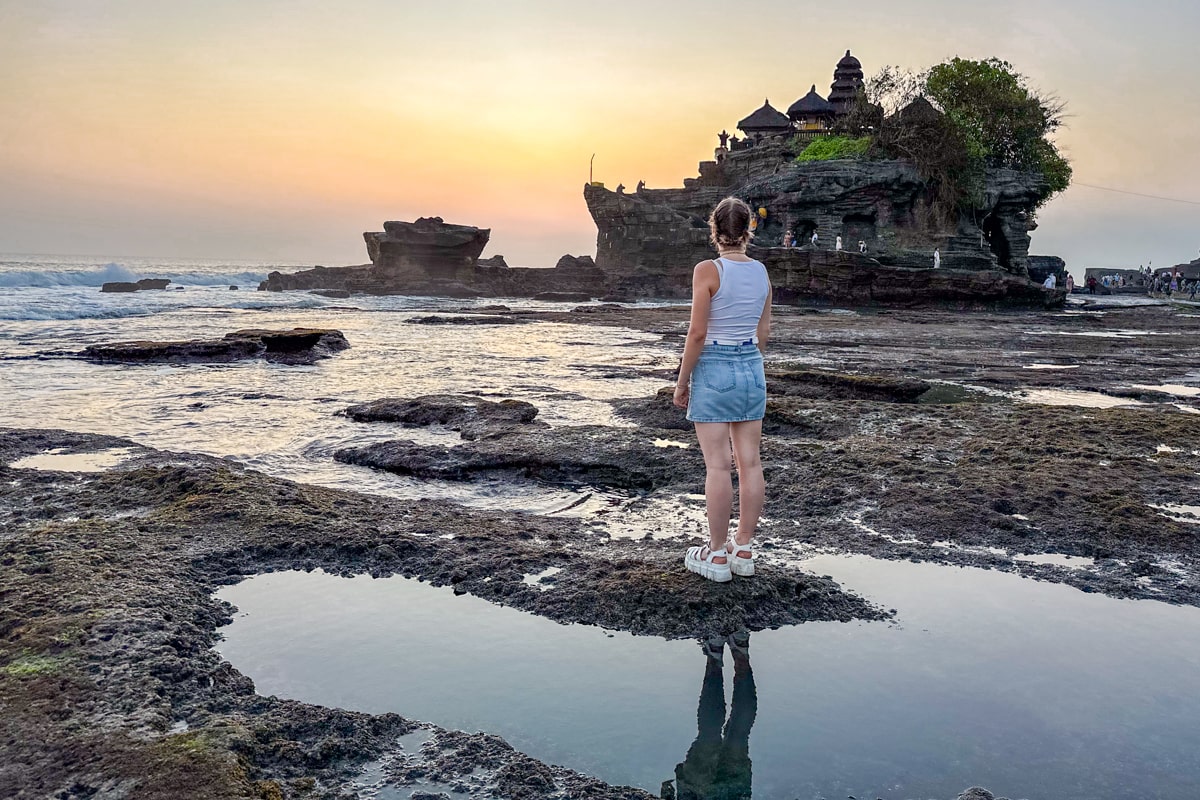 Vue sur le Tanah Lot à marrée basse, Bali