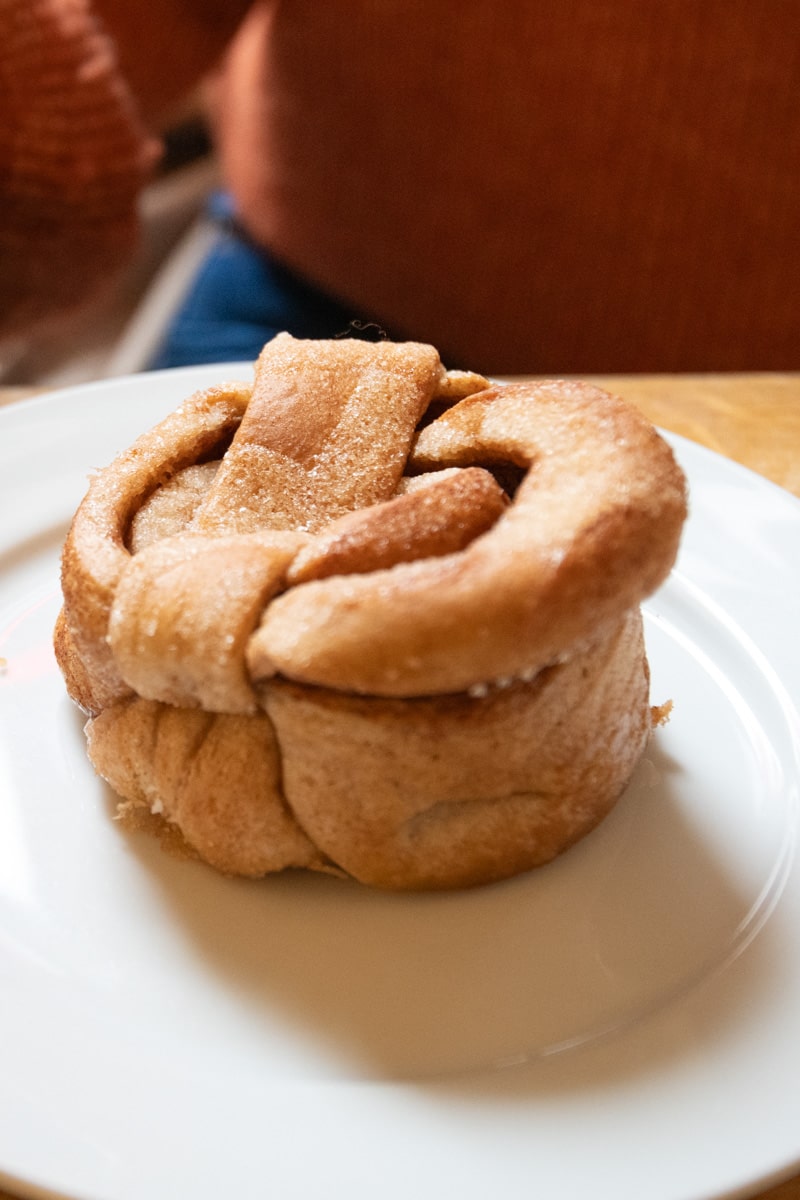 Manger un Kanelbullar à Oslo en Norvège