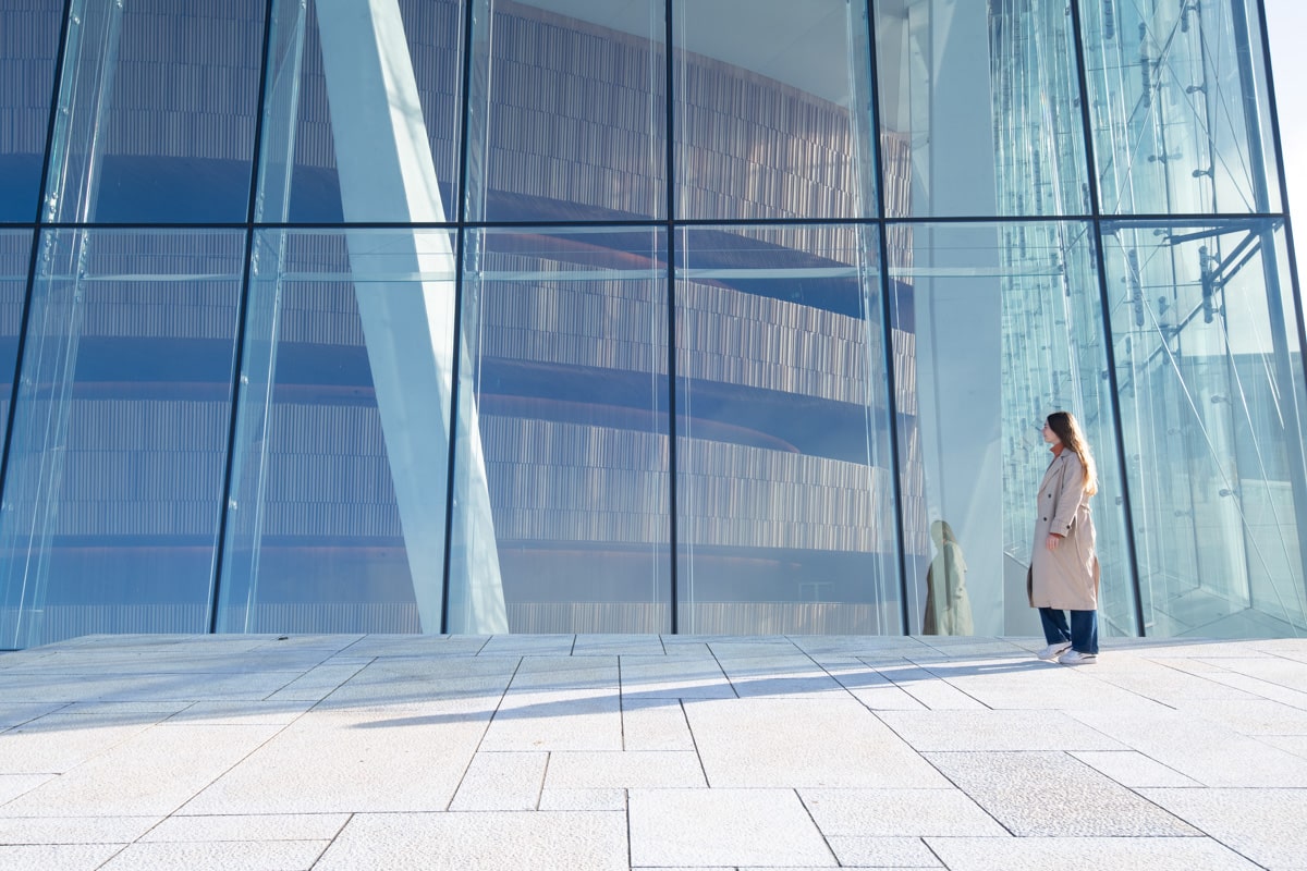 Agathe marche devant l'opéra d'Oslo