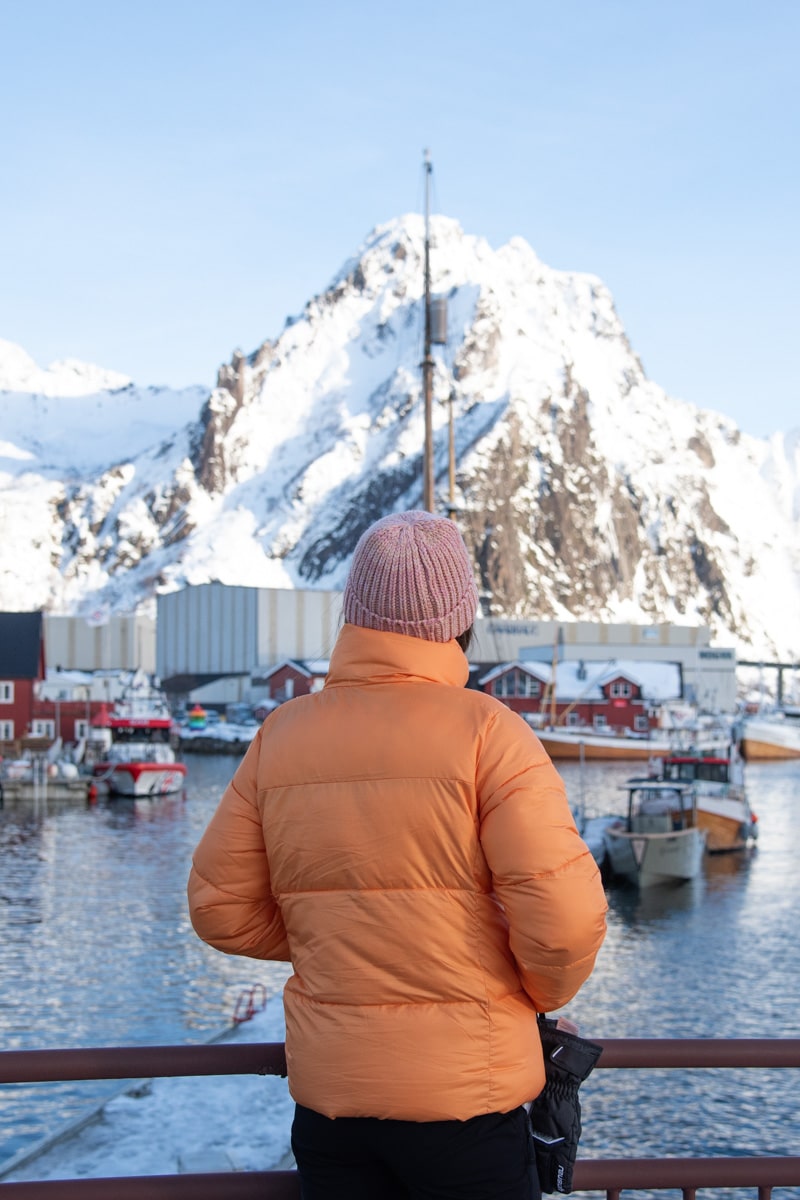 Personne devant montagne lofoten Norvège