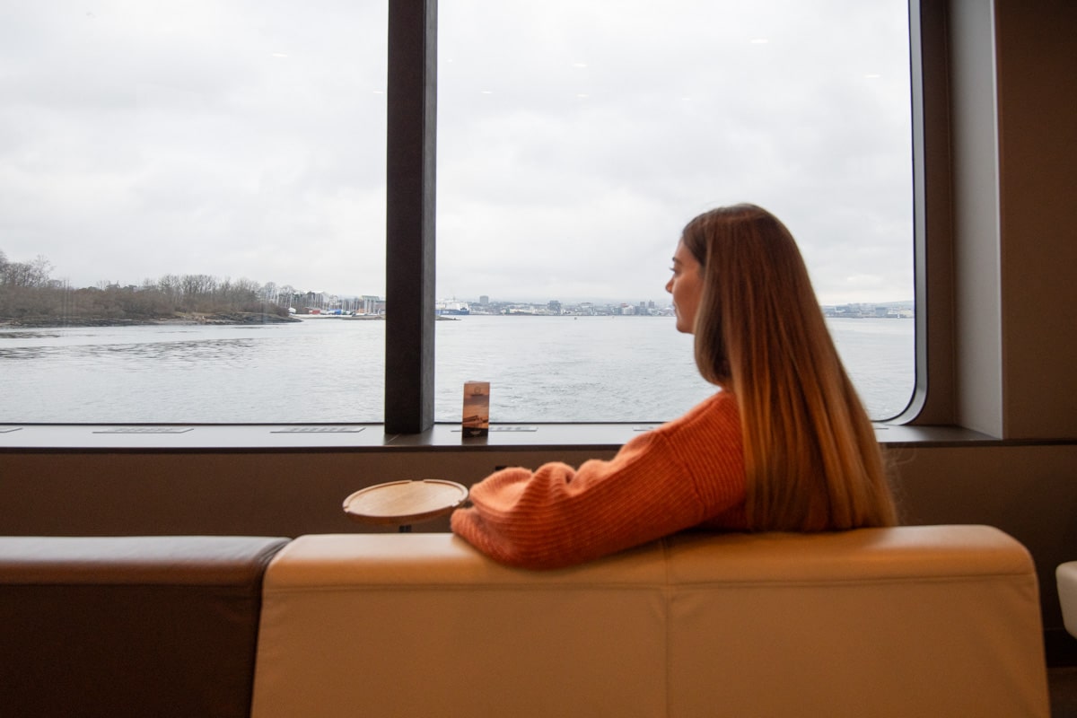 Personne assise à bord du bateau du fjord d'Oslo en Norvège