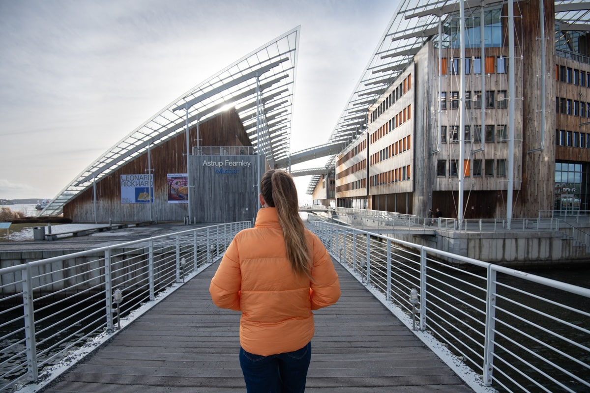 Personne devant musée art moderne oslo en Norvège