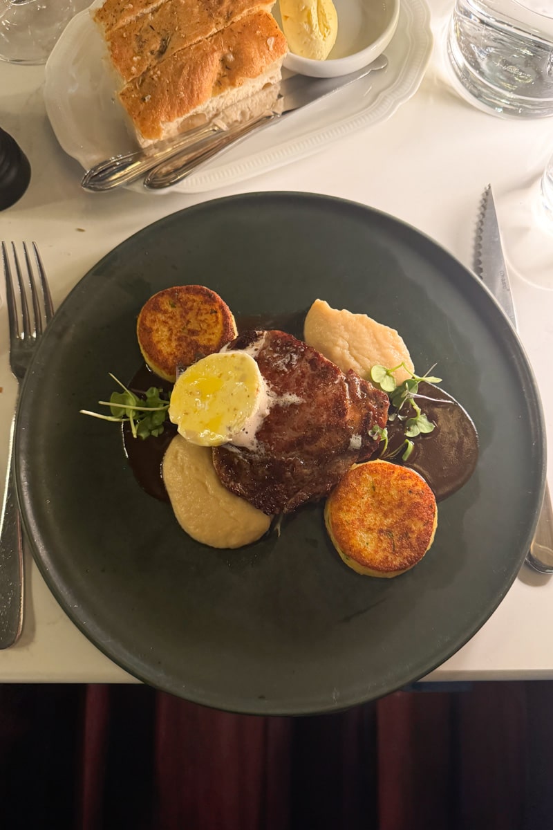 repas de viande au grand hotel à Oslo en Norvège