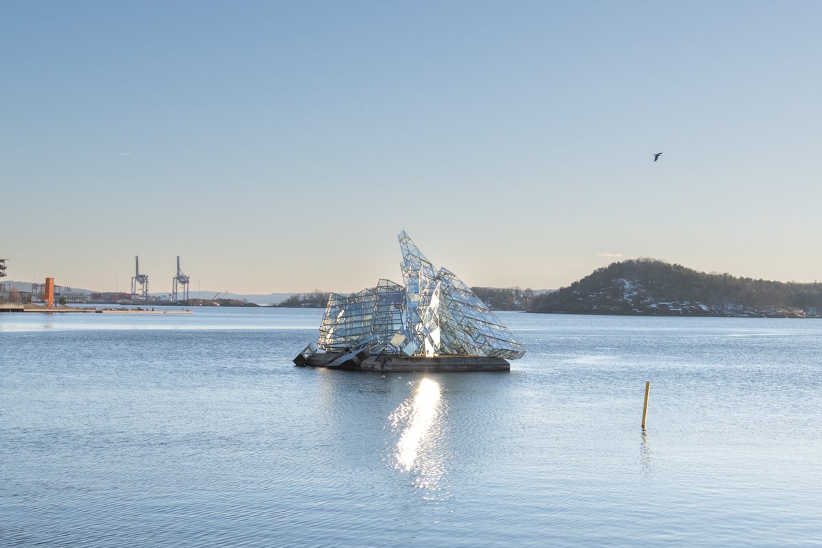 Sculpture she lies sur le fjord à Oslo en Norvège