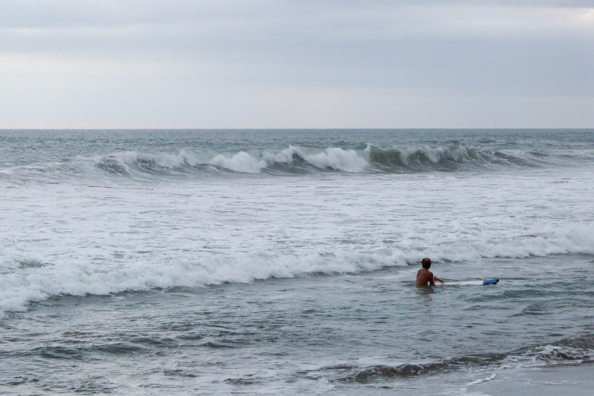 Surfeur sur une plage à Bali