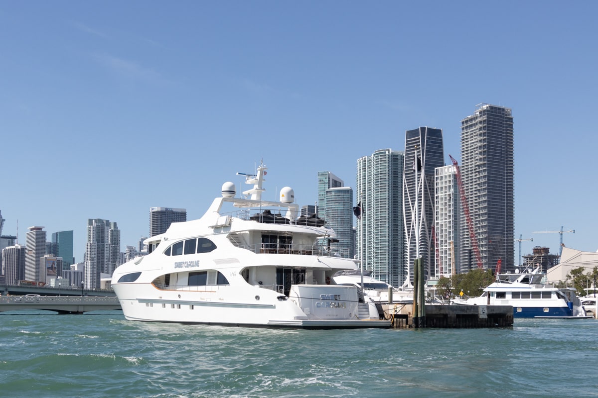 Vue d'un bateau de la marina de Miami