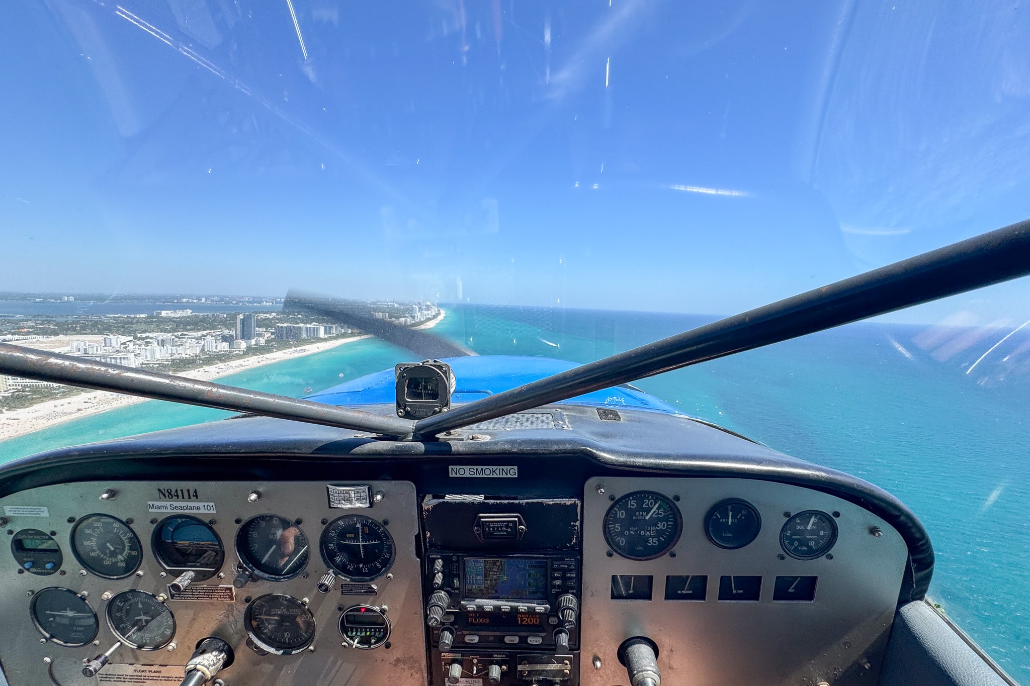 Vue de l'eau depuis l'hydravion à Miami