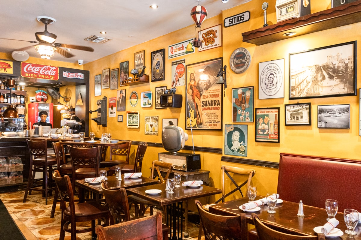 Intérieur d'un bar à Little Havana à Miami