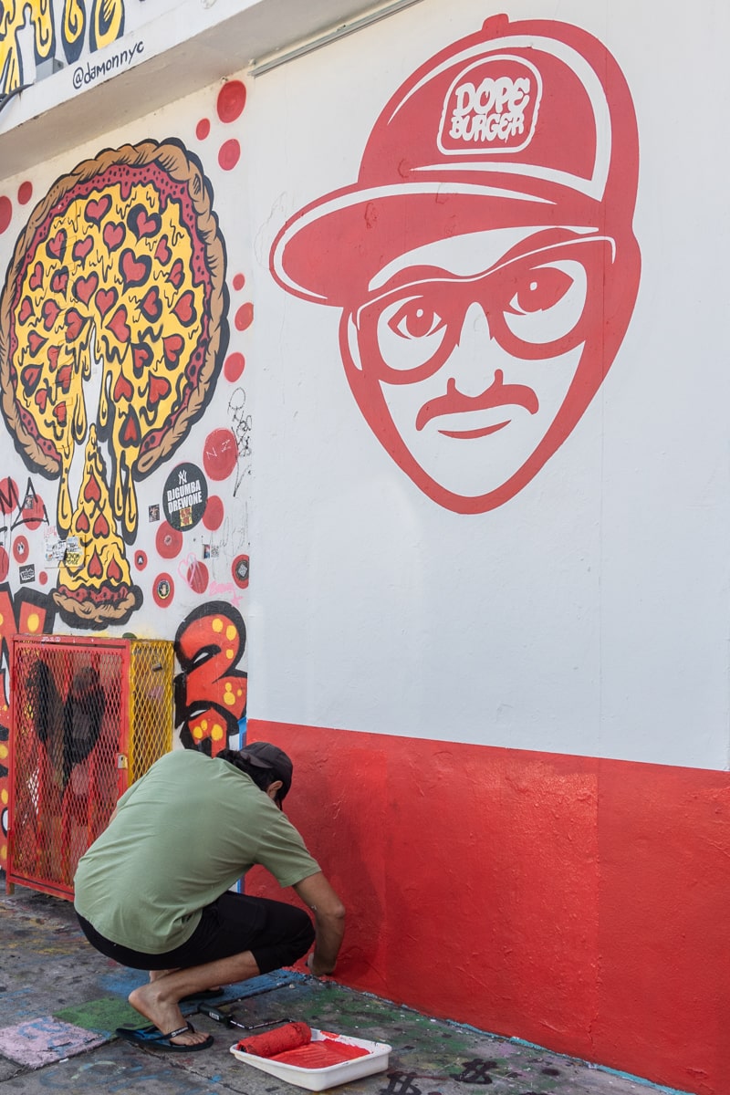 Personne en séance de street-art à Wynwood