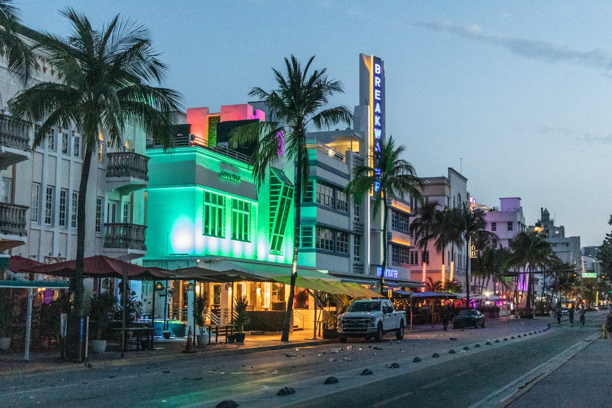 Ocean Drive de nuit à Miami