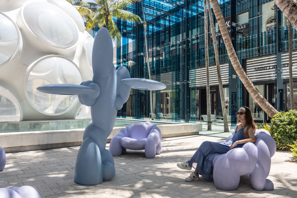 Personne assise sur un fauteuil violet à design district