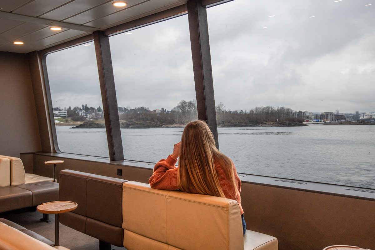 Personne assise dans le bateau électrique face à la mer à Oslo