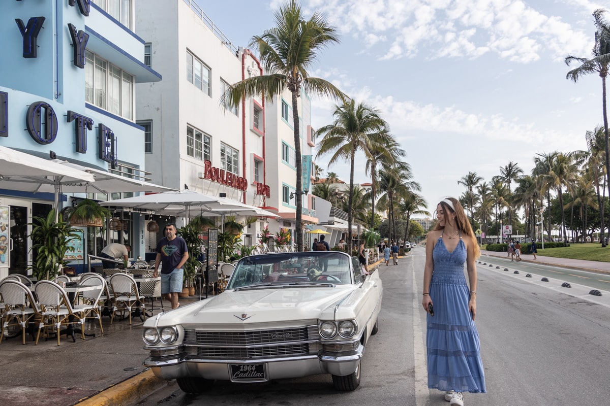 Personne devant une cadillac à ocean drive à Miami