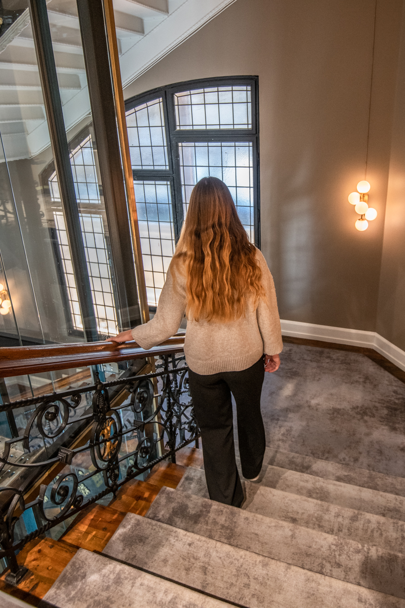 Personne qui descend l'escalier du Karl Johan Hotel, Oslo