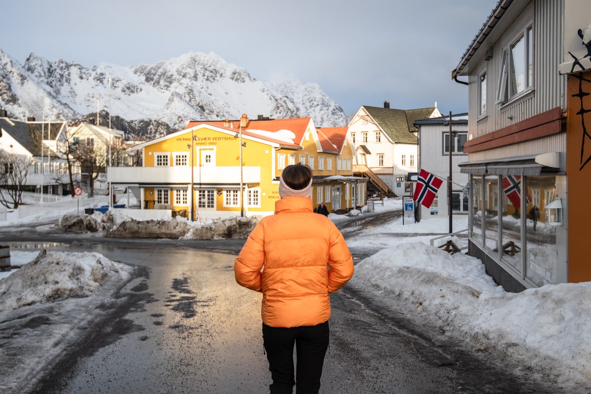 Personne dans les rues de Henningsvaer en Norvège