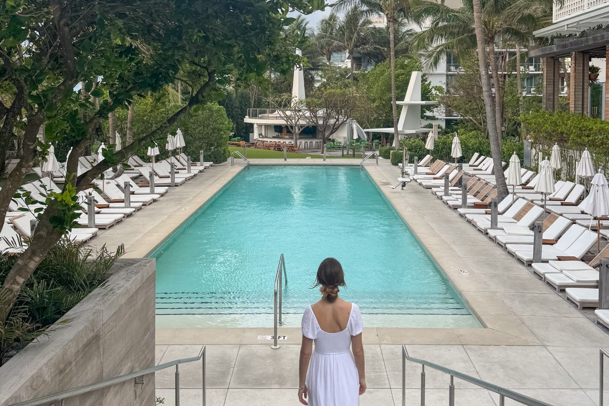Femme qui marche vers la piscine