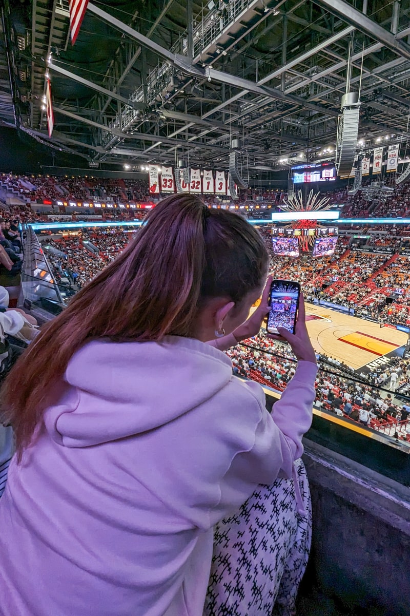 Personne qui prend en photo le match de la NBA à Miami