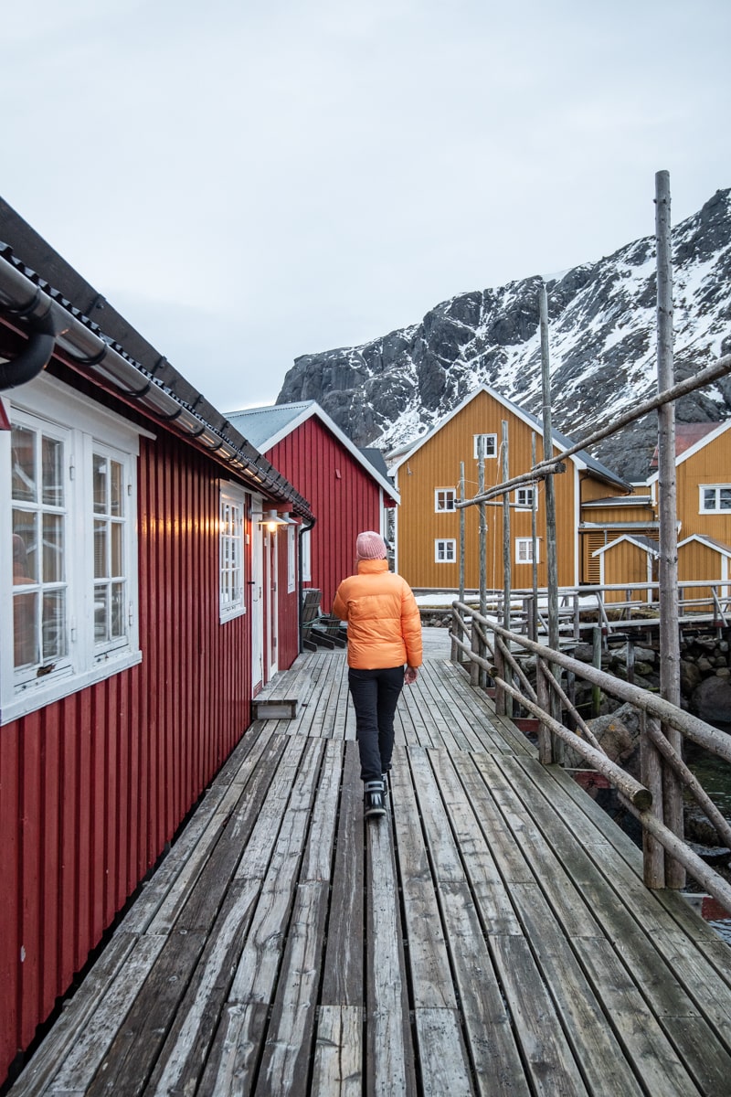 Personne qui marche sur le pont du port de Nusfjord