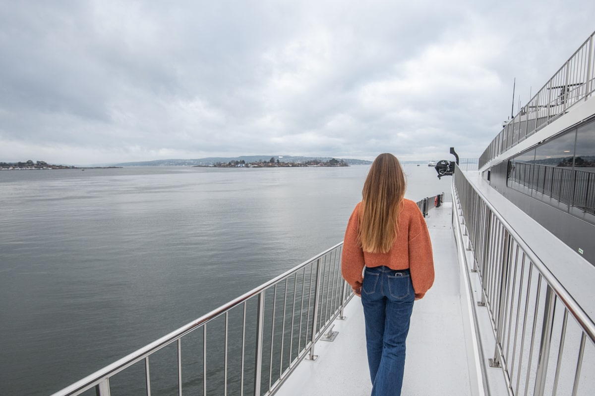 Personne qui marche sur le pont du bateau électrique à Oslo