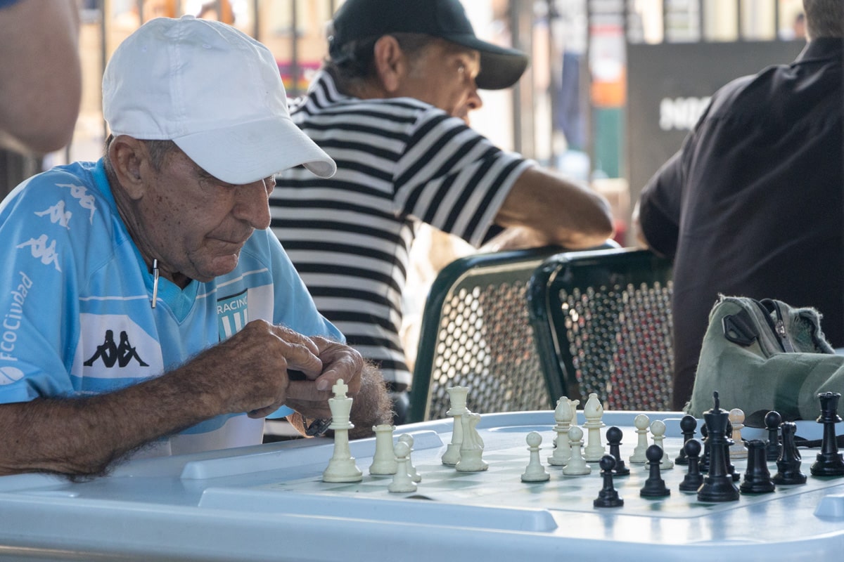 Personnes jouent aux dominos à little havana