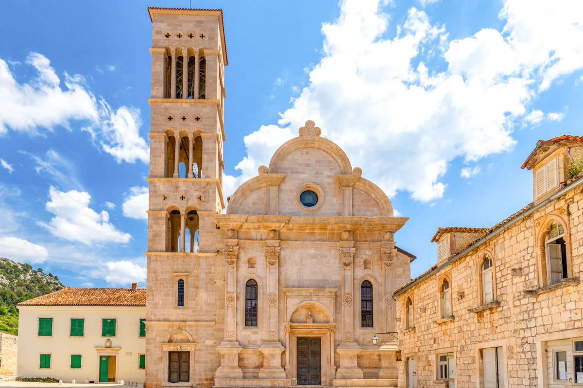 Place de l'église à hvar