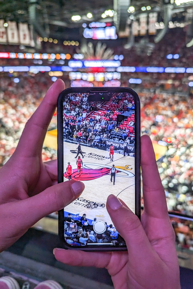 Match de la NBA à travers un téléphone, Miami