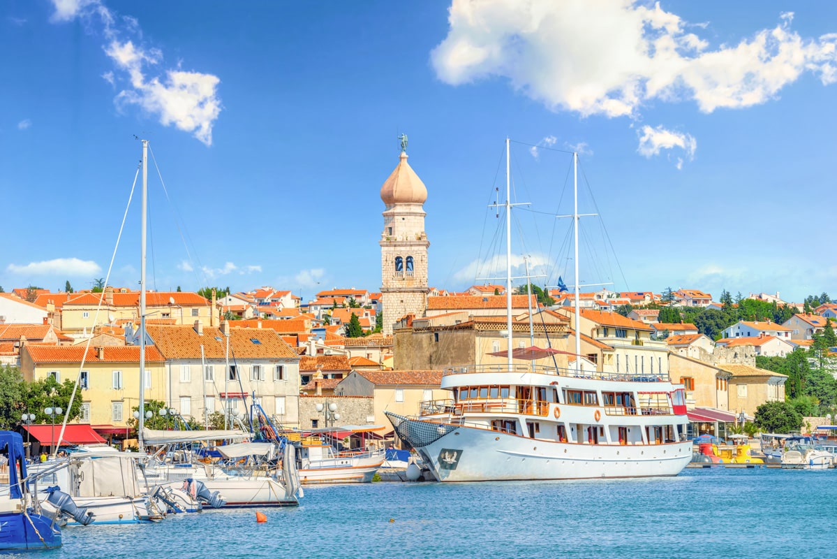 Vue sur Krk depuis la mer