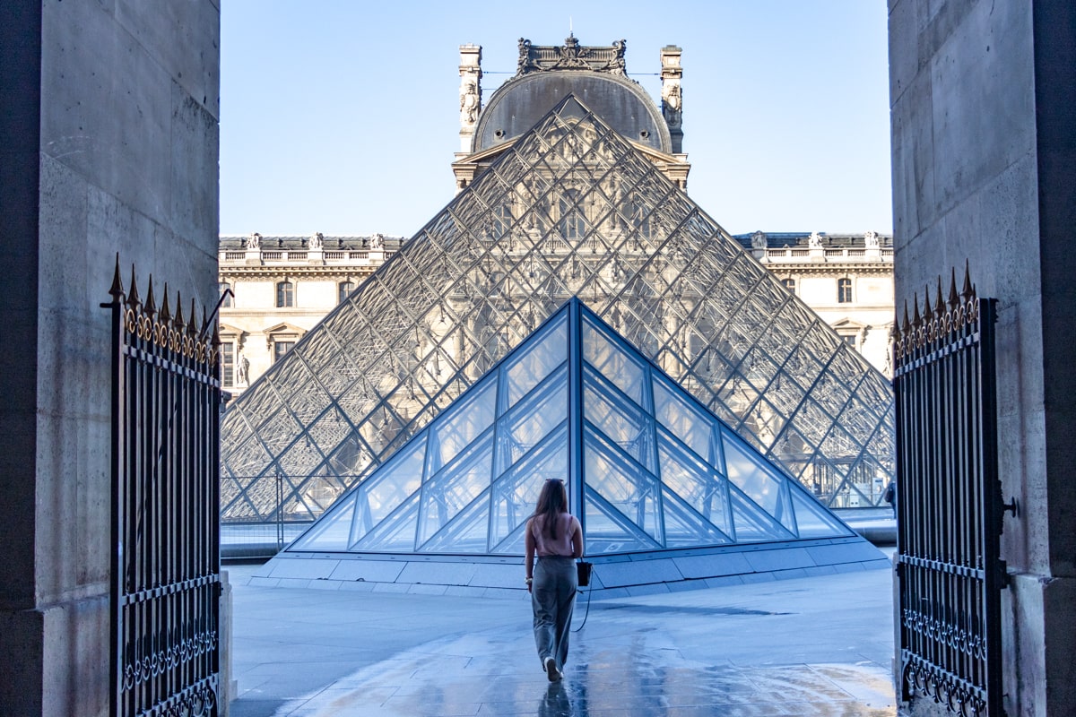 Personne marche vers les pyramides du Louvre à Paris