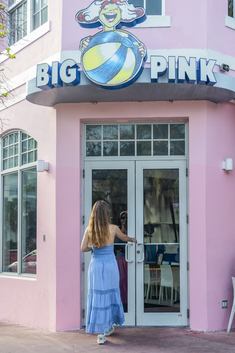 Personne qui entre au Big Pink de Miami