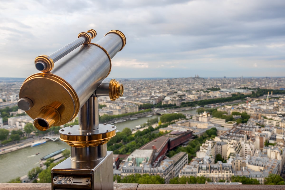 Point de vue depuis le premier étage de la tour Eiffel à Paris