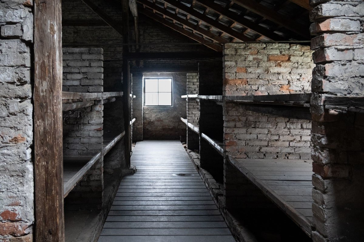 Intérieur d'un baraquement dans lequel vivait les déportés à Birkenau