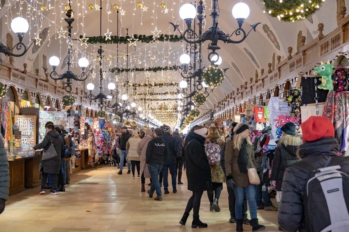 Intérieur des halles aux draps sur la place Rynek à Cracovie