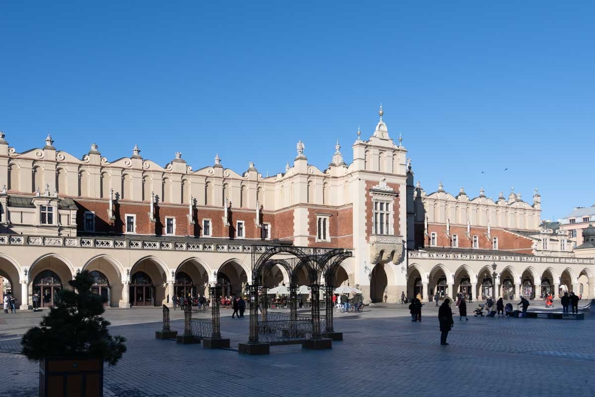 Place Rynek Główny avec les halles aux draps en arrière plan