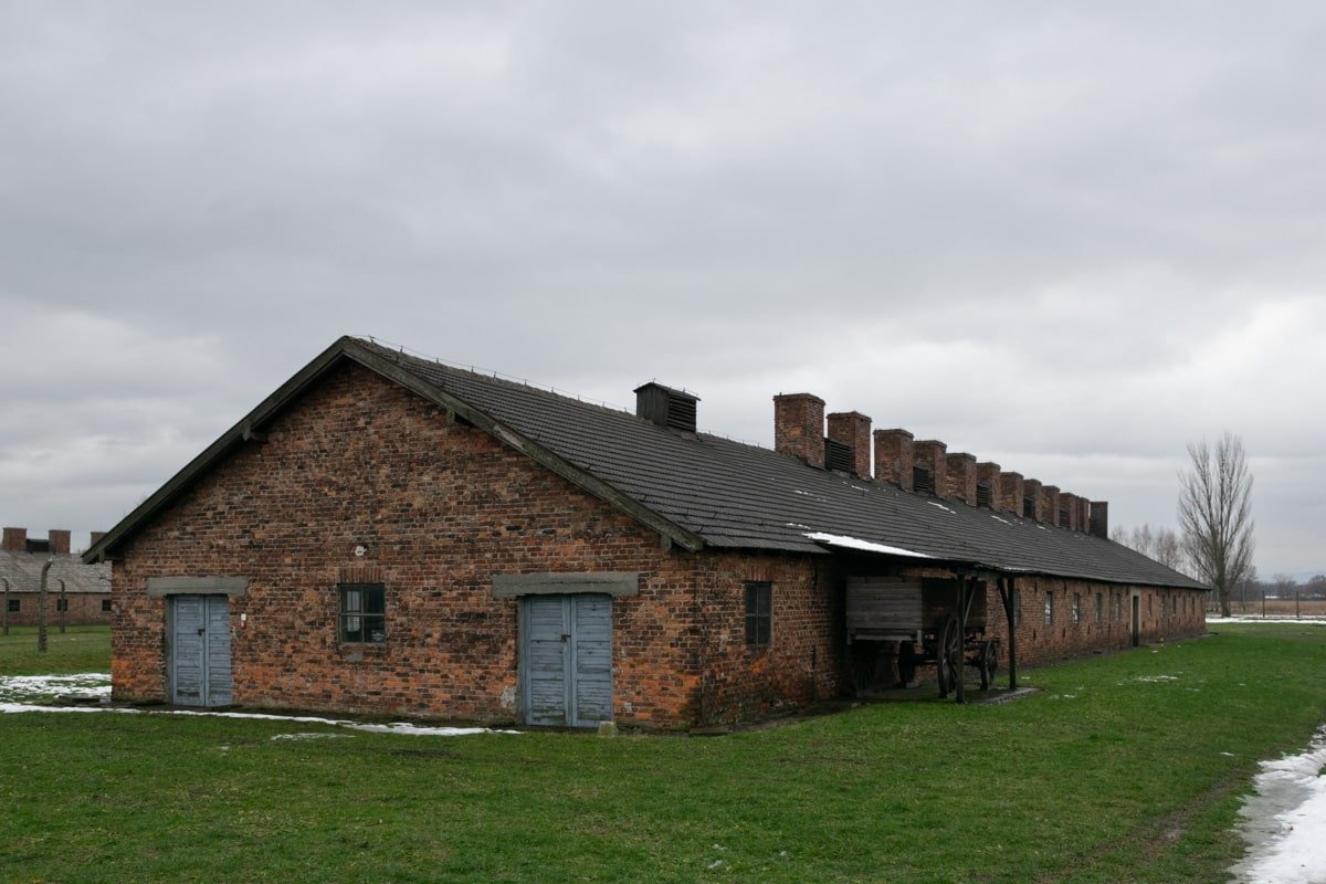 Vue extérieur d'un baraquement pour détenus au camp d'extermination Birkenau