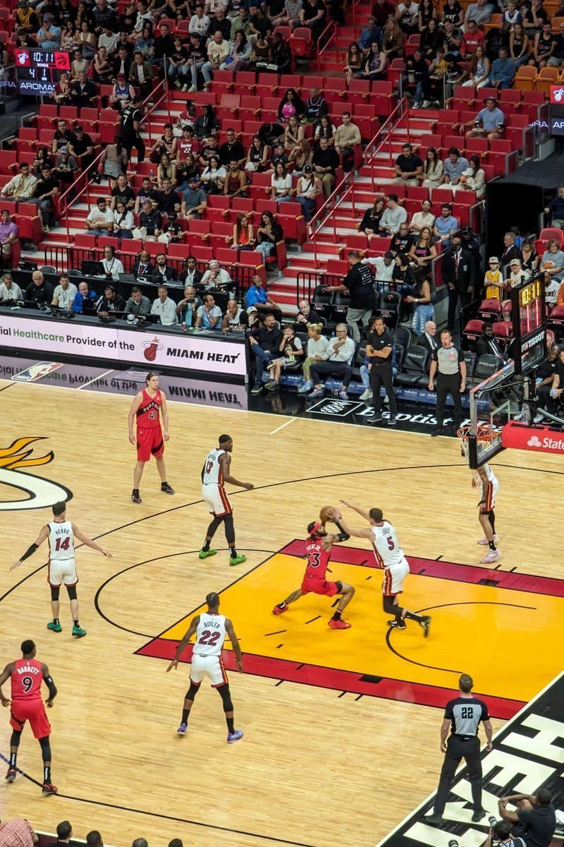 Action avec des joueurs de basket sur le terrain
