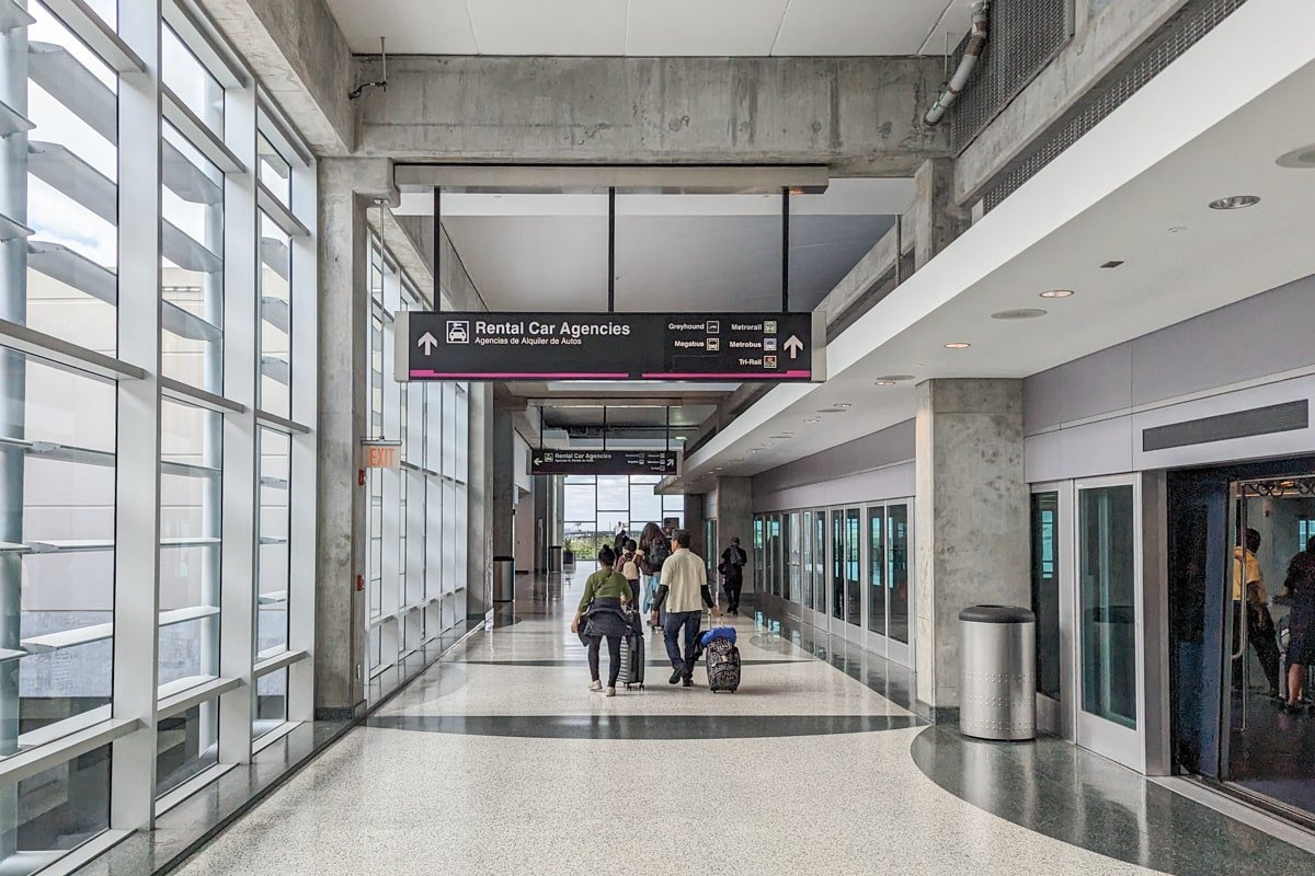 Dans un couloir de l'aéroport