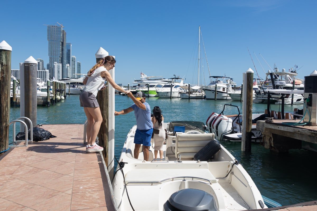 Personne aidée à monter à bord dans un bateau