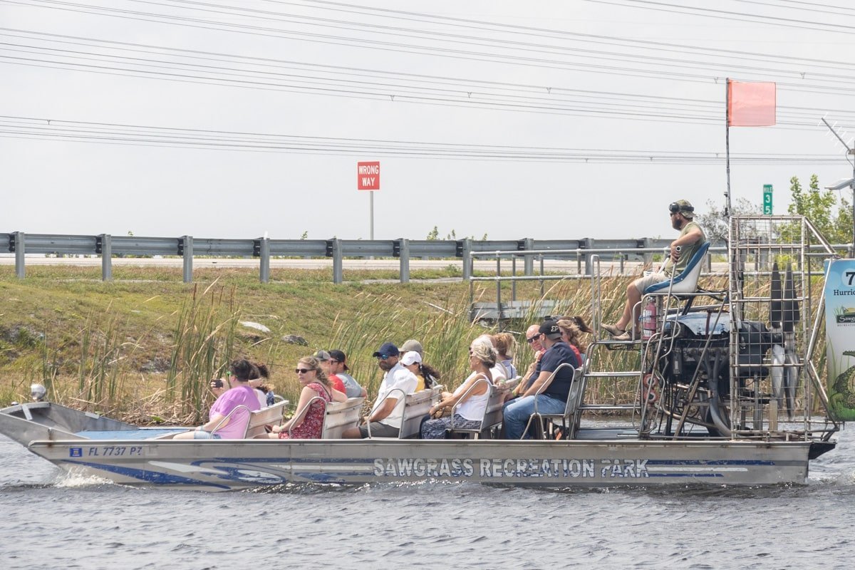 Touristes sur un airboat