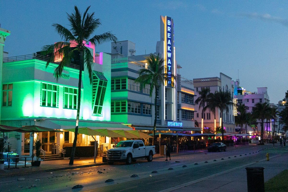 L'avenue Ocean Drive de nuit