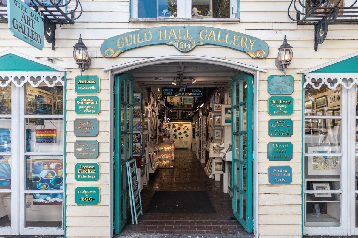 Petite boutique dans une bâtisse en bois