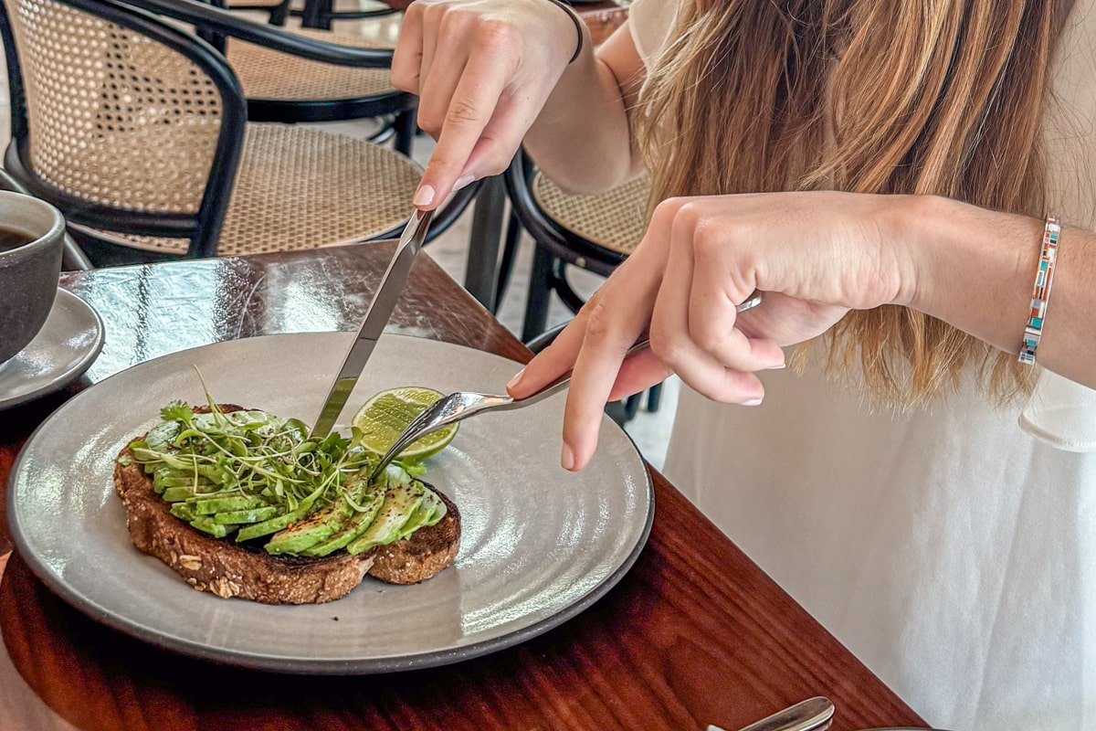 Assiette de petit déjeuner avec du pain et de l'avocat