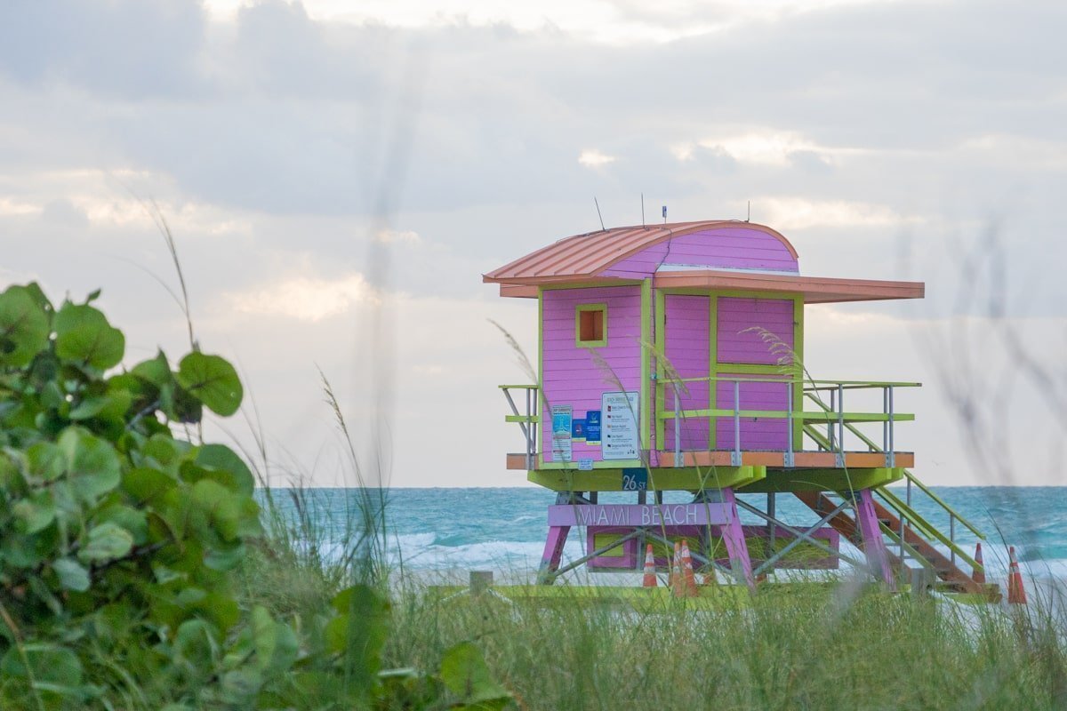 Une cabane de sauveteur rose
