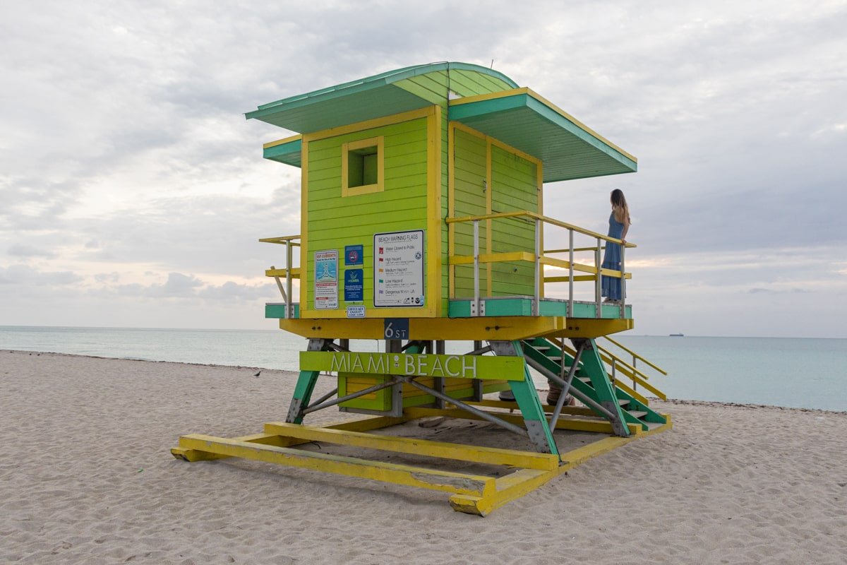 Une cabane de sauveteur verte