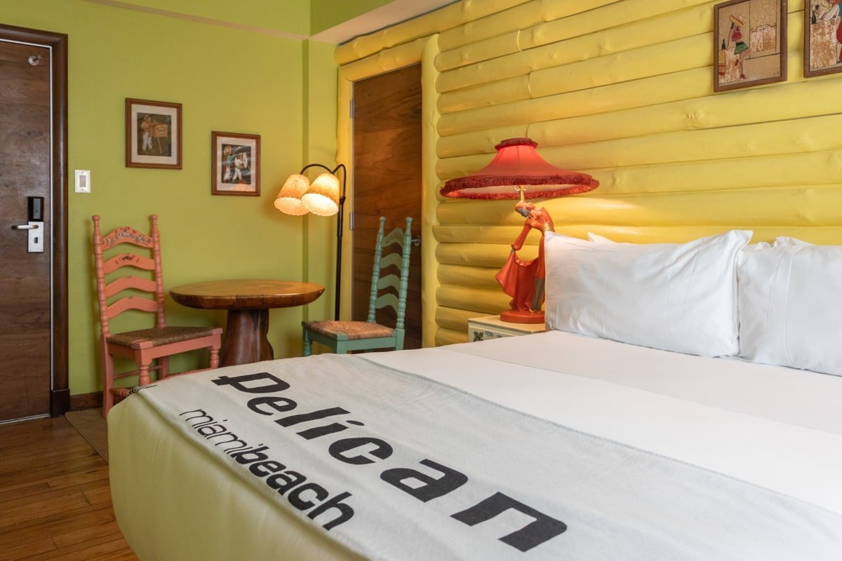 Lit dans une chambre de l'hôtel Pelican