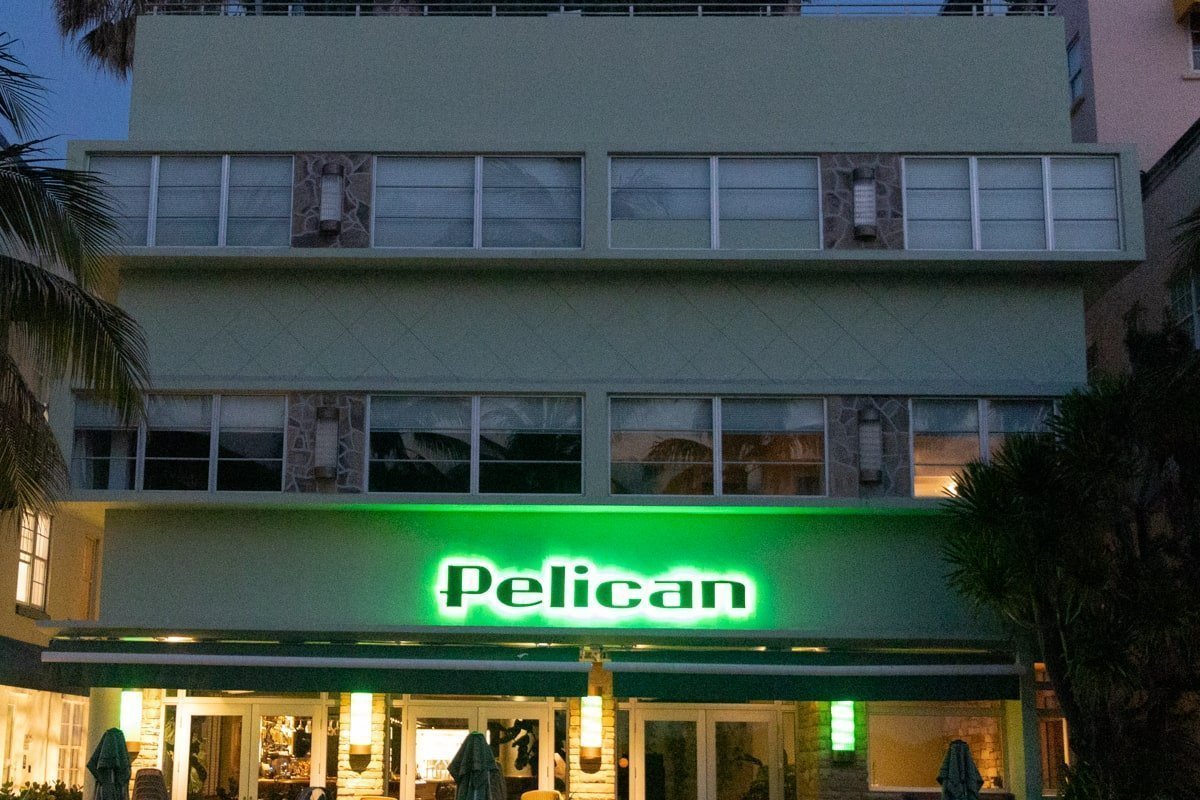 Façade du Pelican Hotel de nuit