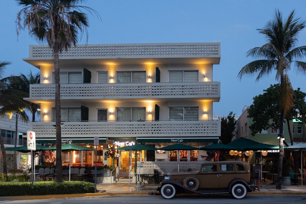 Un hotel vintage éclairé de nuit