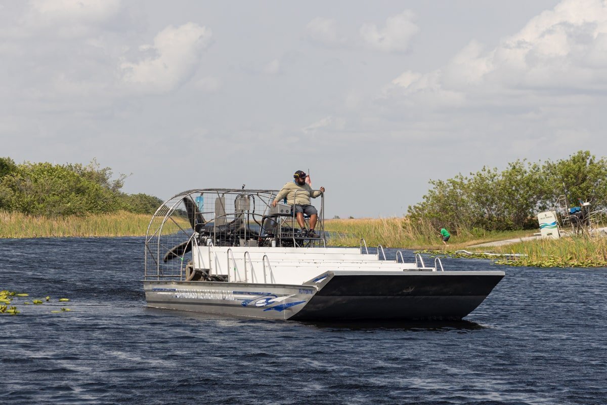 Un hydroglisseur vide sur l'eau