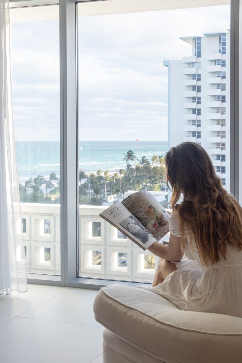 Lecture d'un magazine dans la chambre avec vue sur l'océan